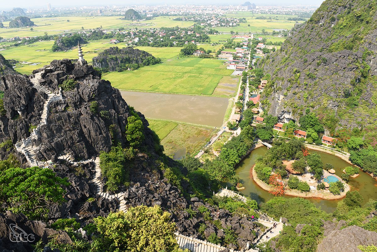 media/images/country-pages/vietnam/destination-tiles/the-northern-coast/backpacker-ha-long-to-ninh-binh-to-hue-adventure/hangmua1/4323300-1-eng-GB/hangmua1.jpg