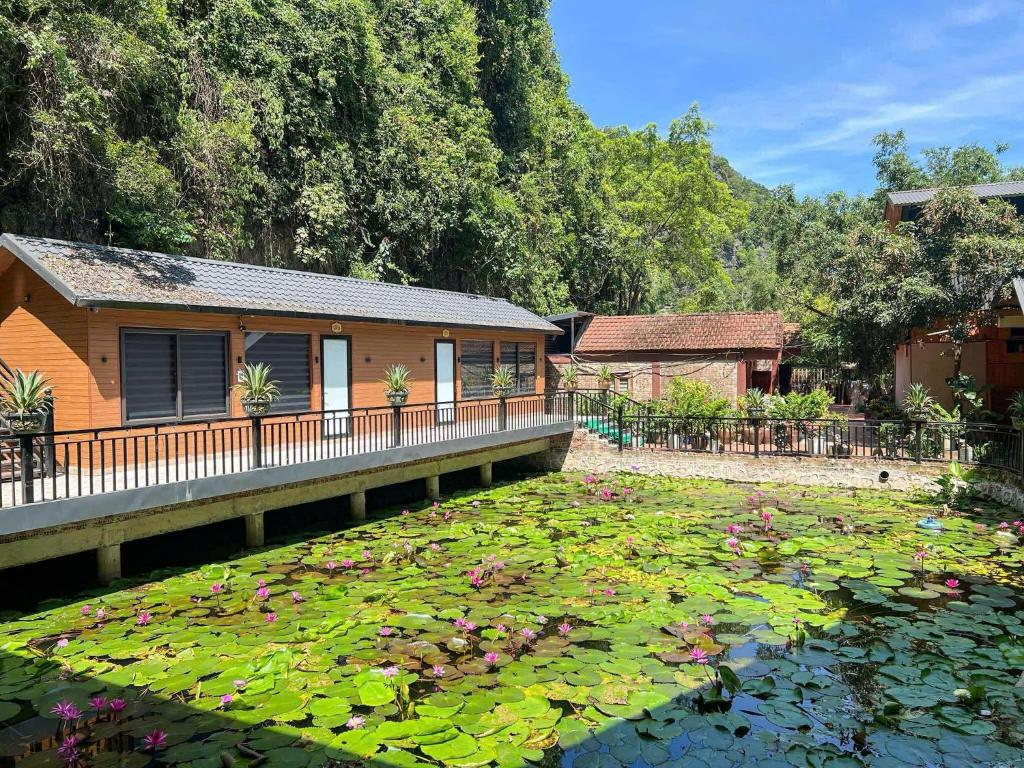 media/images/country-pages/vietnam/destination-tiles/the-northern-coast/backpacker-ha-long-to-ninh-binh-to-hue-adventure/tam-coc-central/4323330-1-eng-GB/tam-coc-central.jpg