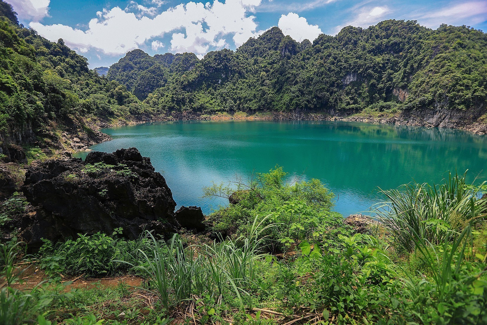 media/images/country-pages/vietnam/destination-tiles/the-northern-coast/hoa-binh-floating-lake-house-getaway/hbfh2/4338947-1-eng-GB/hbfh2.jpg