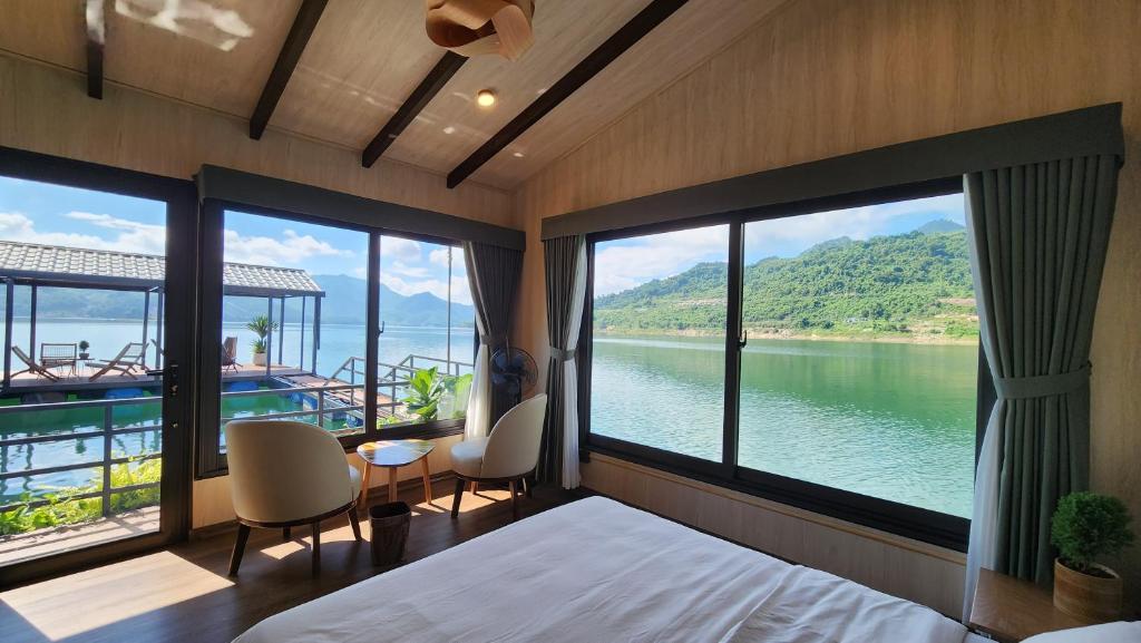media/images/country-pages/vietnam/destination-tiles/the-northern-coast/hoa-binh-floating-lake-house-getaway/hbfh4/4338959-1-eng-GB/hbfh4.jpg