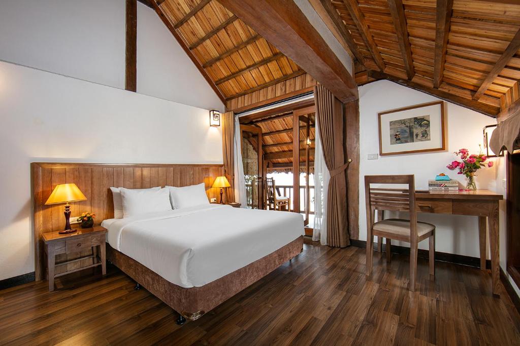 media/images/country-pages/vietnam/destination-tiles/the-northern-coast/hoa-binh-floating-lake-house-getaway/hbfh6/4338971-1-eng-GB/hbfh6.jpg