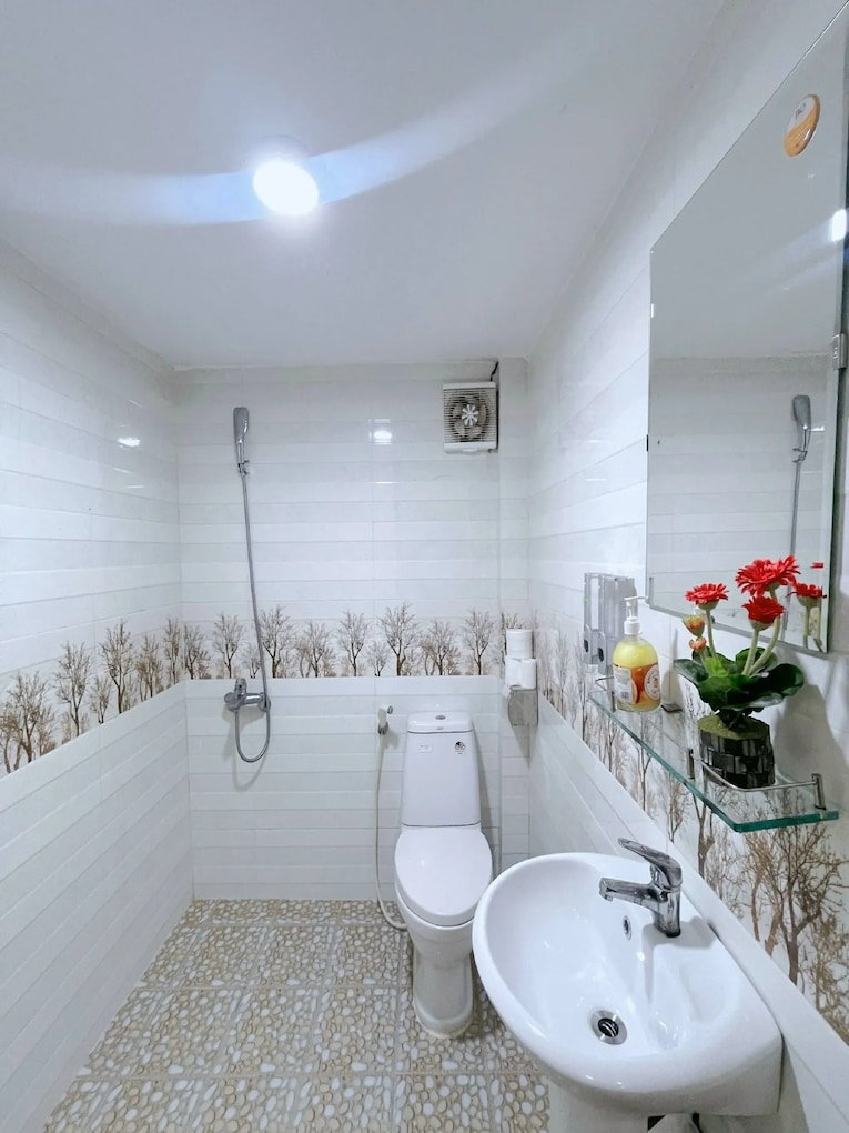 media/images/country-pages/vietnam/hanoi-and-nearby/connect-and-stays/backpacker-ha-noi-to-ho-chi-minh-connect-and-stay/amy-2-hostel-hue-2/3958311-1-eng-GB/amy-2-hostel-hue-2.png