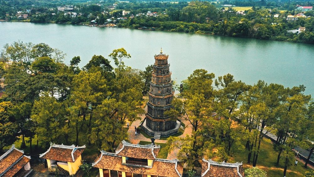media/images/country-pages/vietnam/hanoi-and-nearby/journeys/comfort-vietnam-explorer/thien-mu-pagoda-hue-1000x565/3428918-1-eng-GB/thien-mu-pagoda-hue-1000x565.jpg