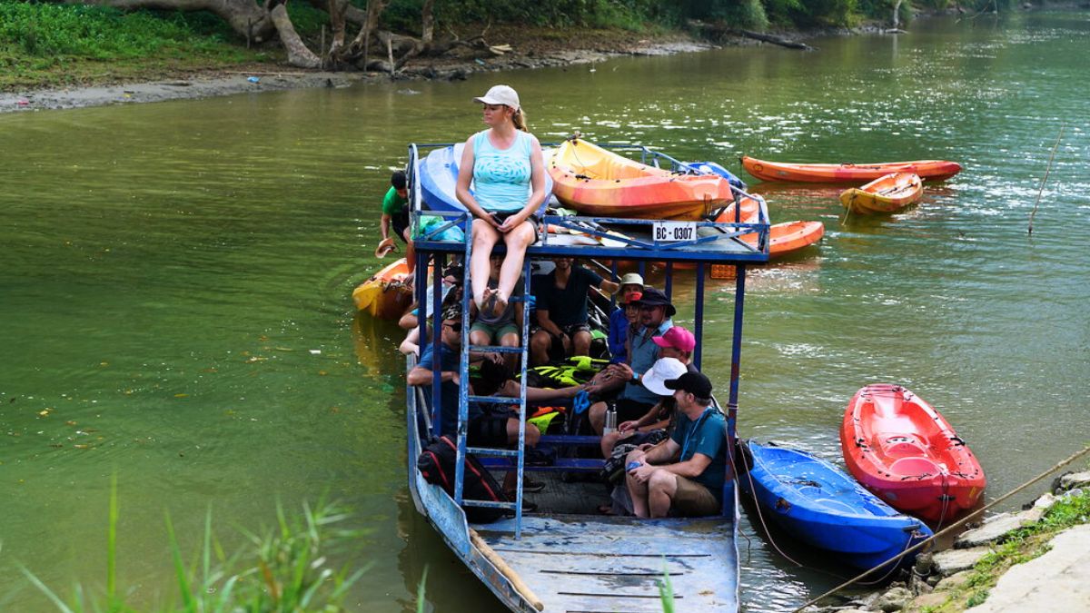 media/images/country-pages/vietnam/hanoi-and-nearby/trips/ba-be-national-park/boat-trip-in-ba-be-9/3700561-1-eng-GB/boat-trip-in-ba-be-9.jpg