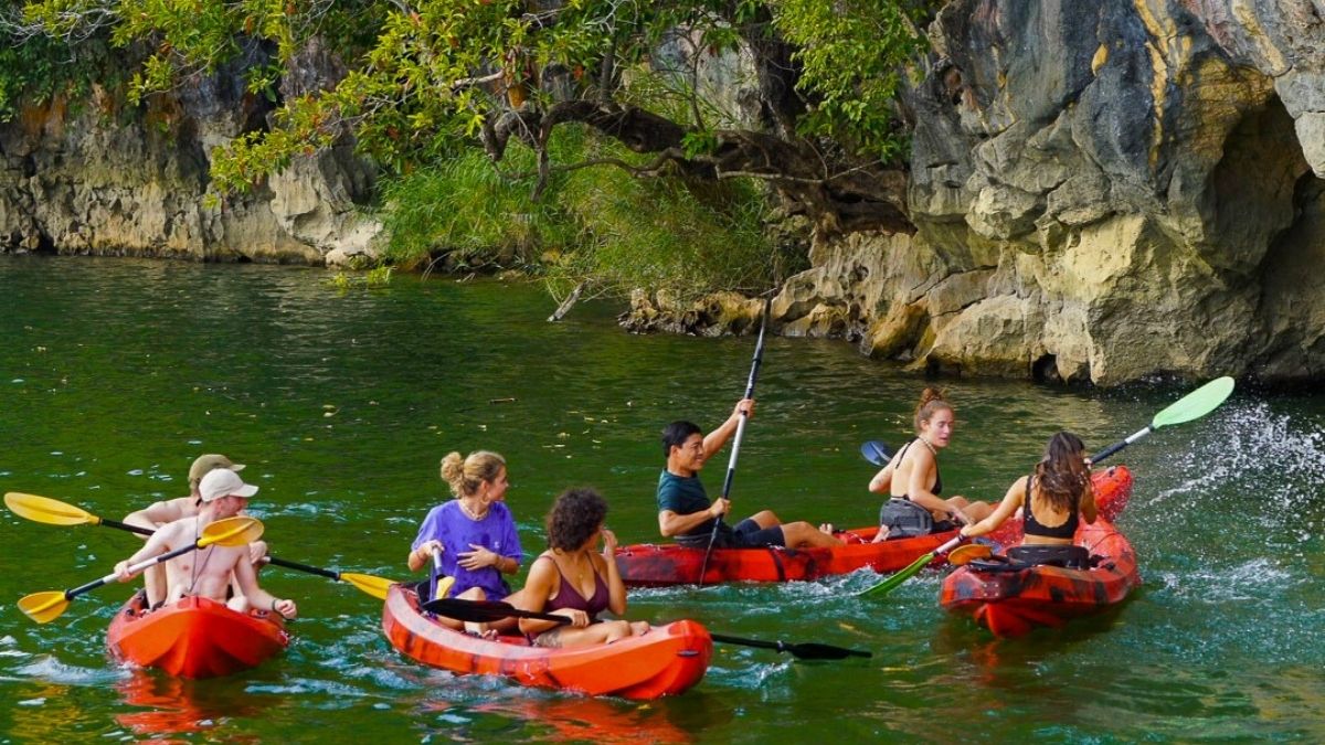 media/images/country-pages/vietnam/hanoi-and-nearby/trips/ba-be-national-park/kayak3/3700579-1-eng-GB/kayak3.jpg