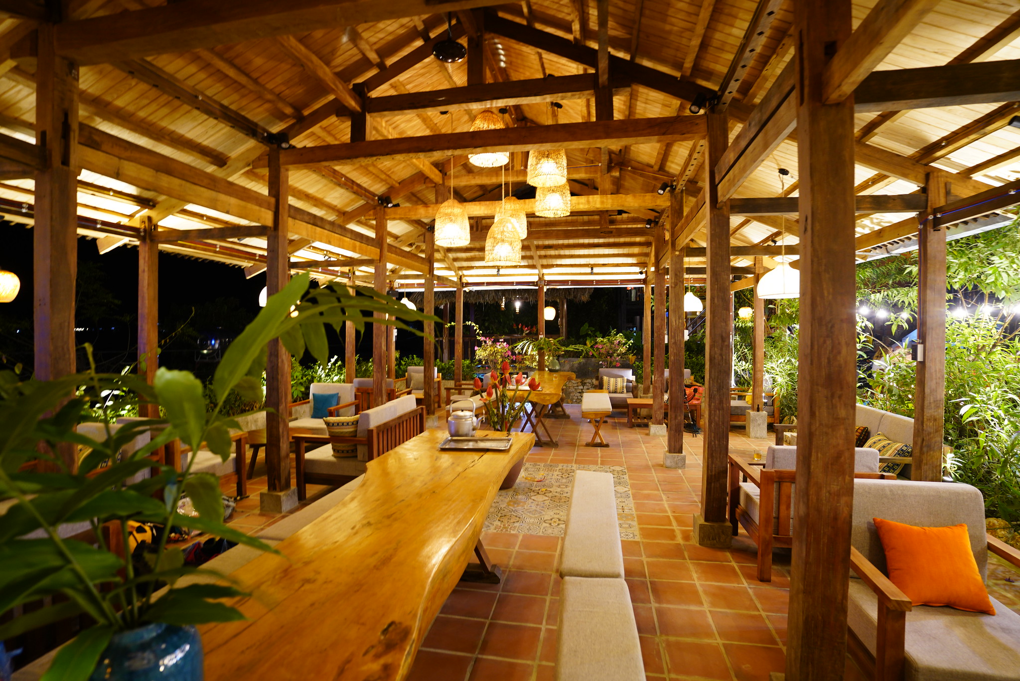 media/images/country-pages/vietnam/hanoi-and-nearby/trips/ba-be-national-park/lounge/3700645-1-eng-GB/lounge.jpg