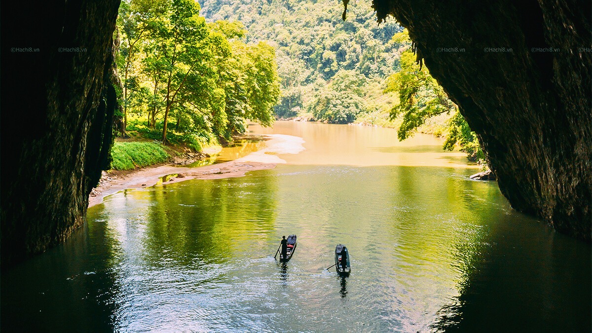 media/images/country-pages/vietnam/hanoi-and-nearby/trips/ba-be-national-park/puong-cave-1/3700573-1-eng-GB/puong-cave-1.jpg