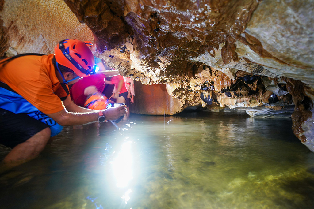 media/images/country-pages/vietnam/hanoi-and-nearby/trips/ba-be-national-park/tham-phay-cave-an-indigene-adventure-10/3700603-1-eng-GB/tham-phay-cave-an-indigene-adventure-10.jpg