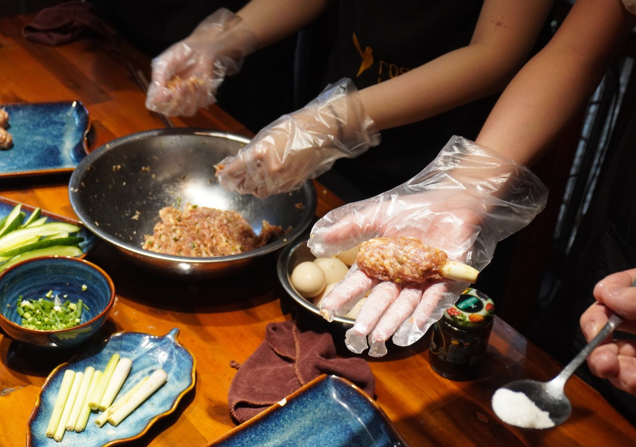 media/images/country-pages/vietnam/hanoi-and-nearby/trips/banh-mi-cultural-experience/bmce3/4383573-1-eng-GB/bmce3.jpg