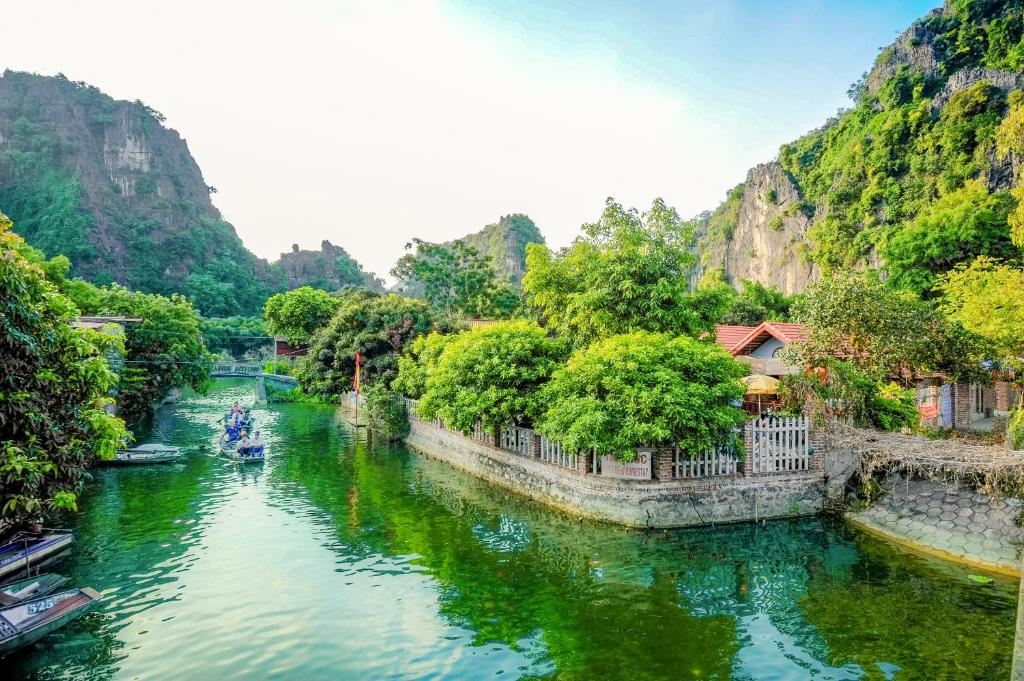 media/images/country-pages/vietnam/hanoi-nearby/connect-stays/backpacker-ha-noi-to-ho-chi-minh-connect-and-stay/151121347/3398758-1-eng-GB/151121347.jpg