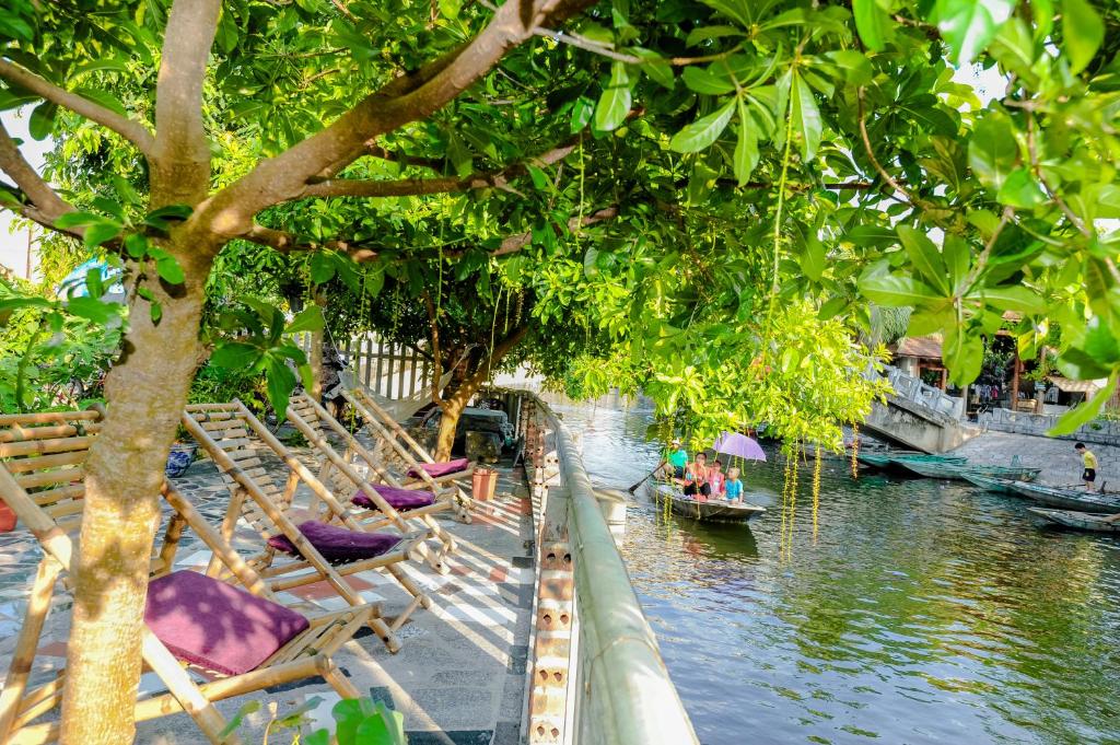 media/images/country-pages/vietnam/hanoi-nearby/connect-stays/backpacker-ha-noi-to-ho-chi-minh-connect-and-stay/151122941/3398764-1-eng-GB/151122941.jpg