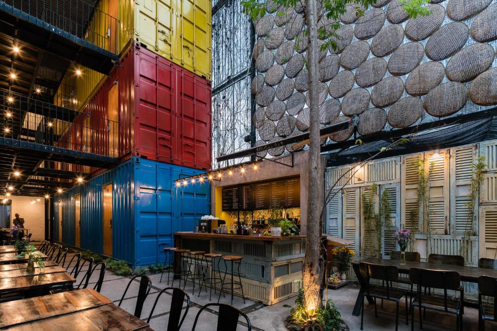 media/images/country-pages/vietnam/hanoi-nearby/connect-stays/backpacker-ha-noi-to-ho-chi-minh-connect-and-stay/183095719/3398770-1-eng-GB/183095719.jpg
