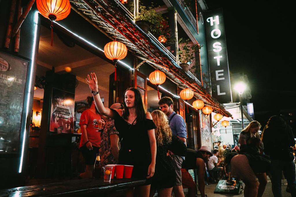 media/images/country-pages/vietnam/hanoi-nearby/connect-stays/backpacker-ha-noi-to-ho-chi-minh-connect-and-stay/244273910/3398788-1-eng-GB/244273910.jpg