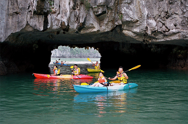 media/images/country-pages/vietnam/hanoi-nearby/trips/ha-long-and-cat-ba-island-cruise/1654322947cheo-thuyen-kayak/2942326-1-eng-GB/1654322947cheo-thuyen-kayak.jpg