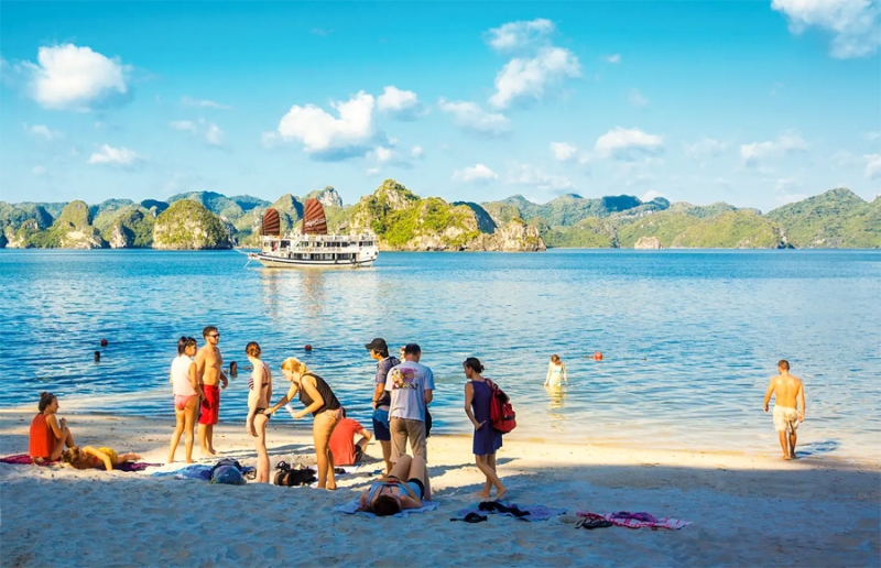 media/images/country-pages/vietnam/hanoi-nearby/trips/ha-long-and-cat-ba-island-cruise/goc_1654323118/2942338-1-eng-GB/goc_1654323118.jpg