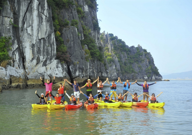 media/images/country-pages/vietnam/hanoi-nearby/trips/ha-long-bay-cruise/goc_1654320946/2942761-1-eng-GB/goc_1654320946.jpg