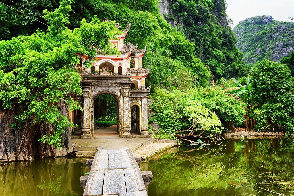media/images/country-pages/vietnam/hanoi-nearby/trips/ninh-binh-in-depth/bich-dong-pagoda/3405214-1-eng-GB/bich-dong-pagoda.jpg