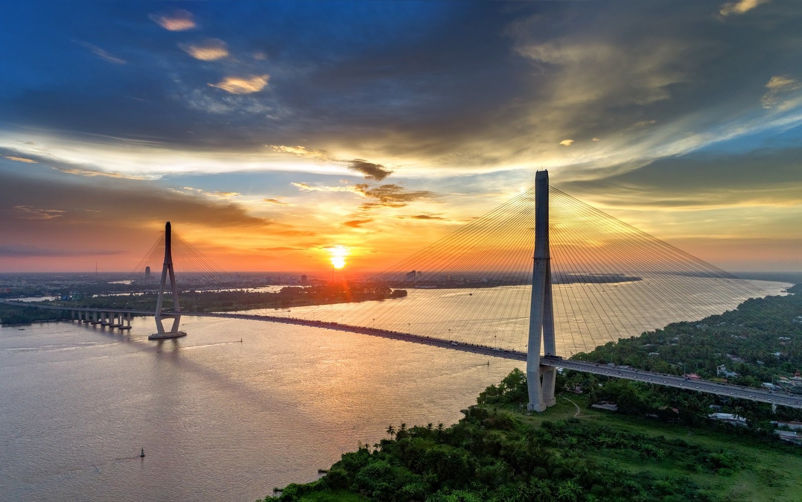 media/images/country-pages/vietnam/ho-chi-minh-and-nearby/trips/comfort-ho-chi-minh-to-phnom-penh-explorer/hpcs/4207768-1-eng-GB/hpcs.jpg
