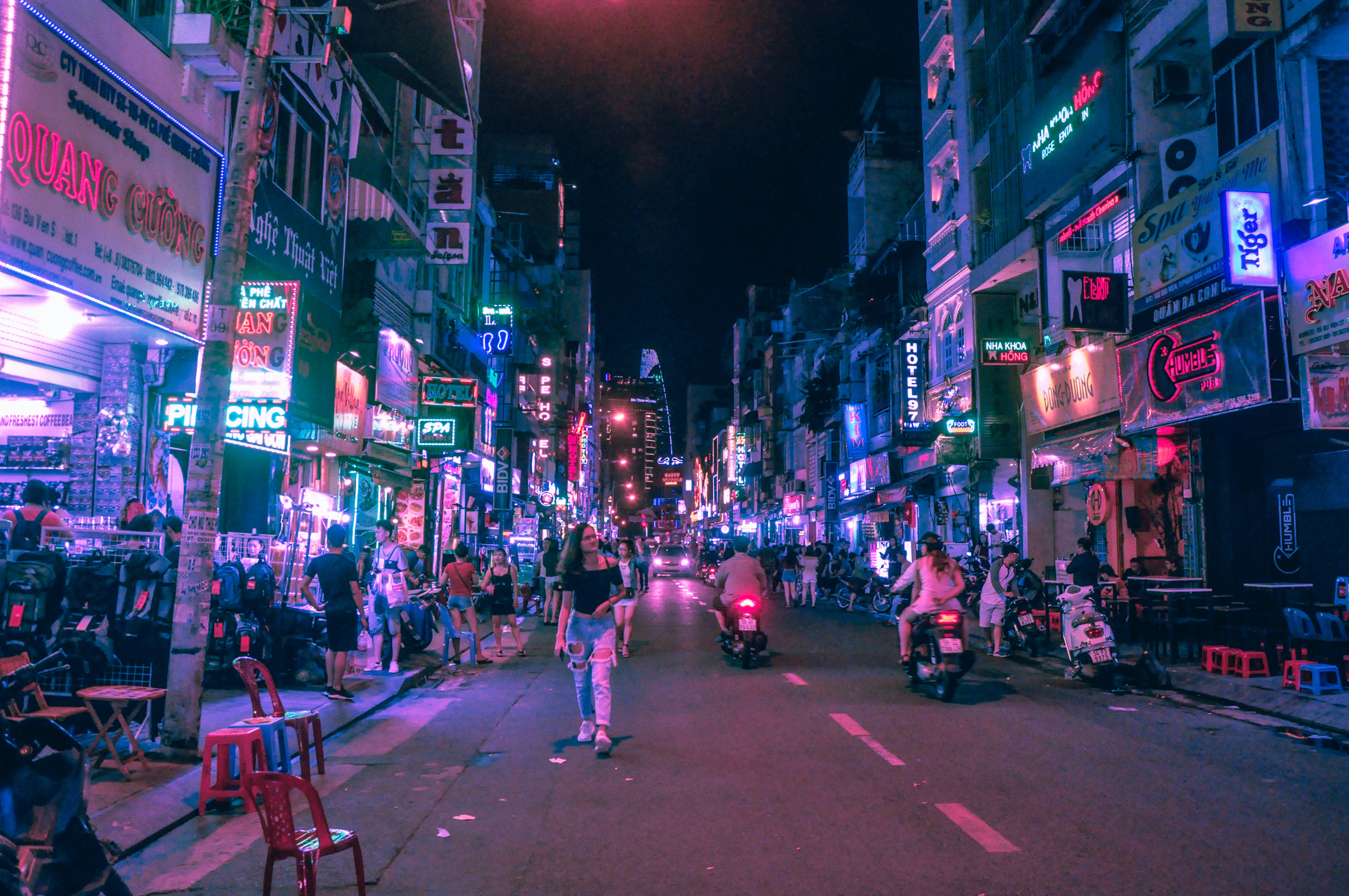 media/images/country-pages/vietnam/ho-chi-minh-nearby/connect-stays/backpacker-ho-chi-minh-to-ha-noi-connect-and-stay/ho-chi-minh-city-by-night/3403828-1-eng-GB/ho-chi-minh-city-by-night.jpg