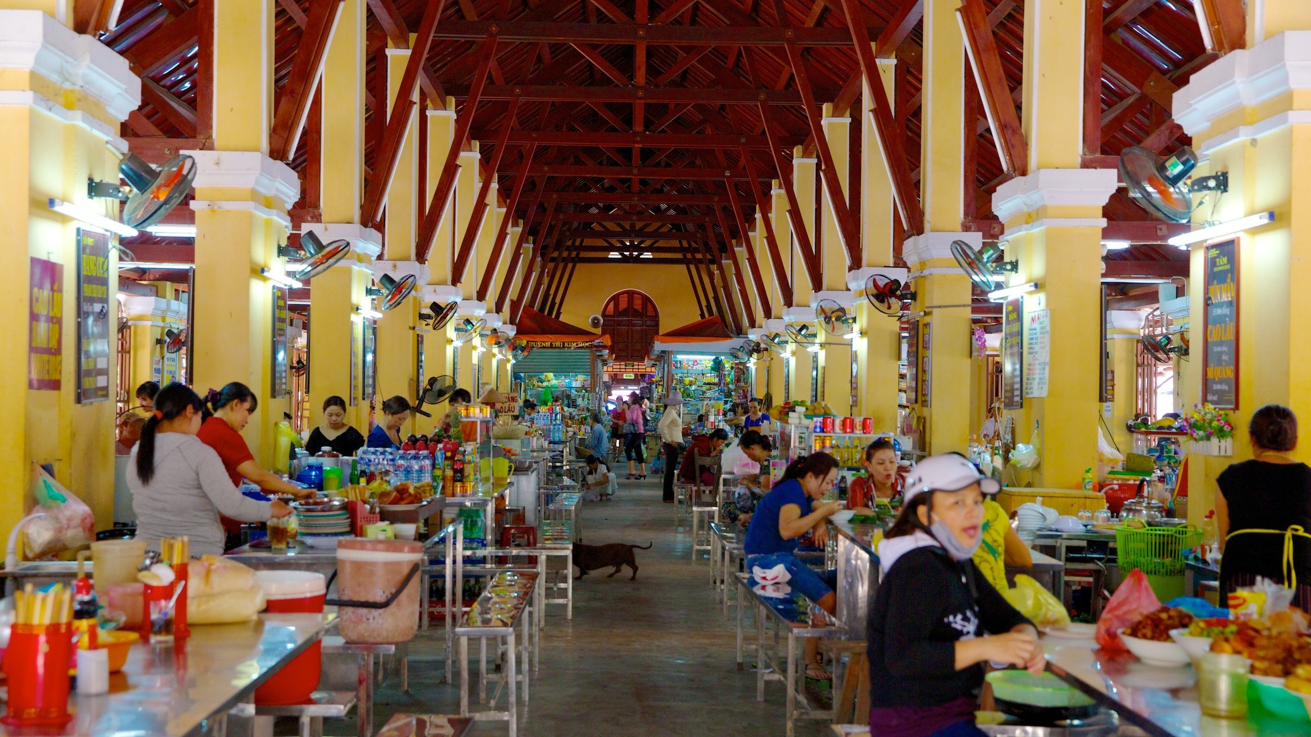 media/images/country-pages/vietnam/the-central-coast/trips/hoi-an-old-town-walking-experience/53713-central-market/3650427-1-eng-GB/53713-central-market.jpg