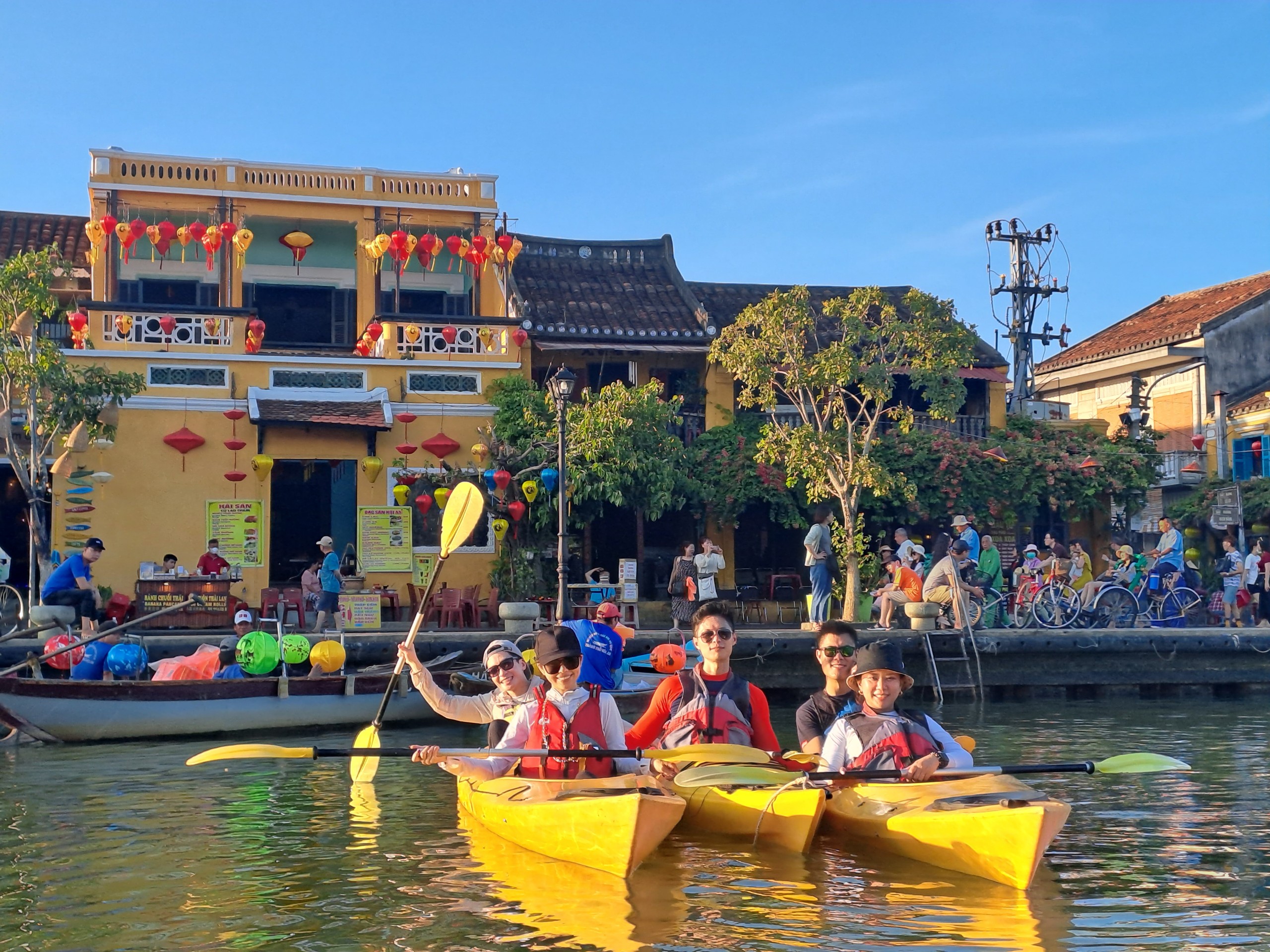 media/images/country-pages/vietnam/the-central-coast/trips/hoi-an-sunset-paddle-to-lantern-town/07e300c4949c44c21d8d/3450343-1-eng-GB/07e300c4949c44c21d8d.jpg