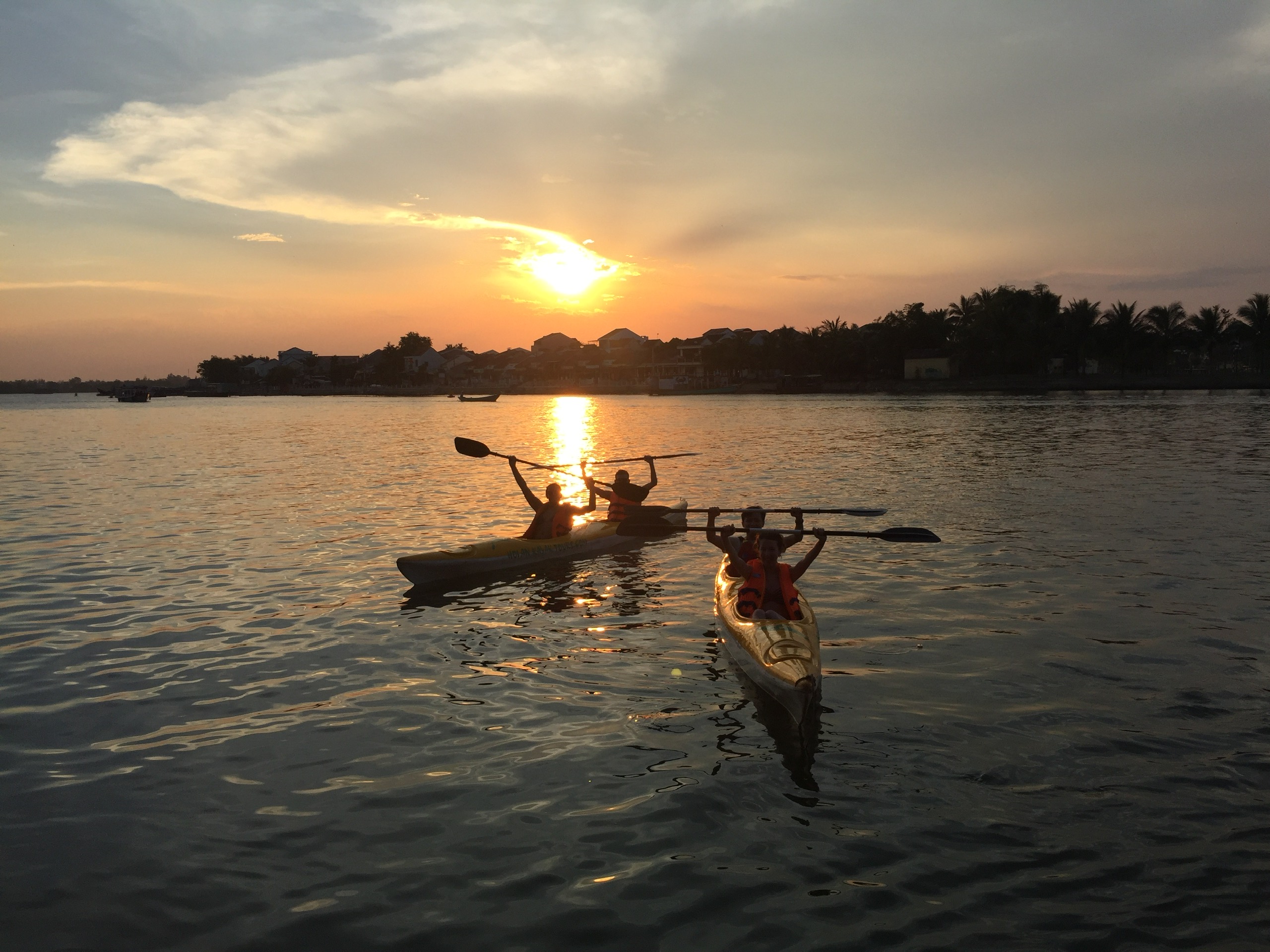 media/images/country-pages/vietnam/the-central-coast/trips/hoi-an-sunset-paddle-to-lantern-town/588873743763e43dbd72/3450325-1-eng-GB/588873743763e43dbd72.jpg