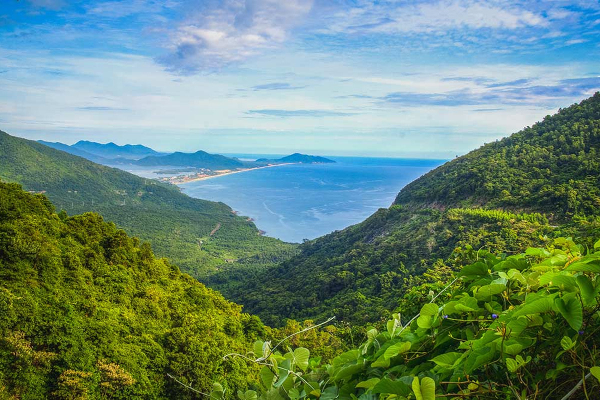 media/images/country-pages/vietnam/the-central-coast/trips/hoi-an-to-phong-nha-by-easy-rider/hai-van-pass-1/3642691-1-eng-GB/hai-van-pass-1.jpg
