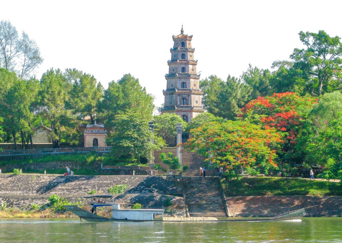 media/images/country-pages/vietnam/the-central-coast/trips/hue-classic-sights/hcs1/4207350-1-eng-GB/hcs1.png