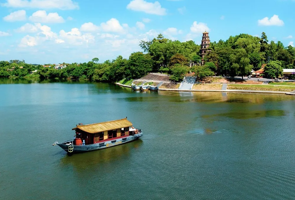 media/images/country-pages/vietnam/the-central-coast/trips/hue-classic-sights/hcs3/4207362-1-eng-GB/hcs3.png
