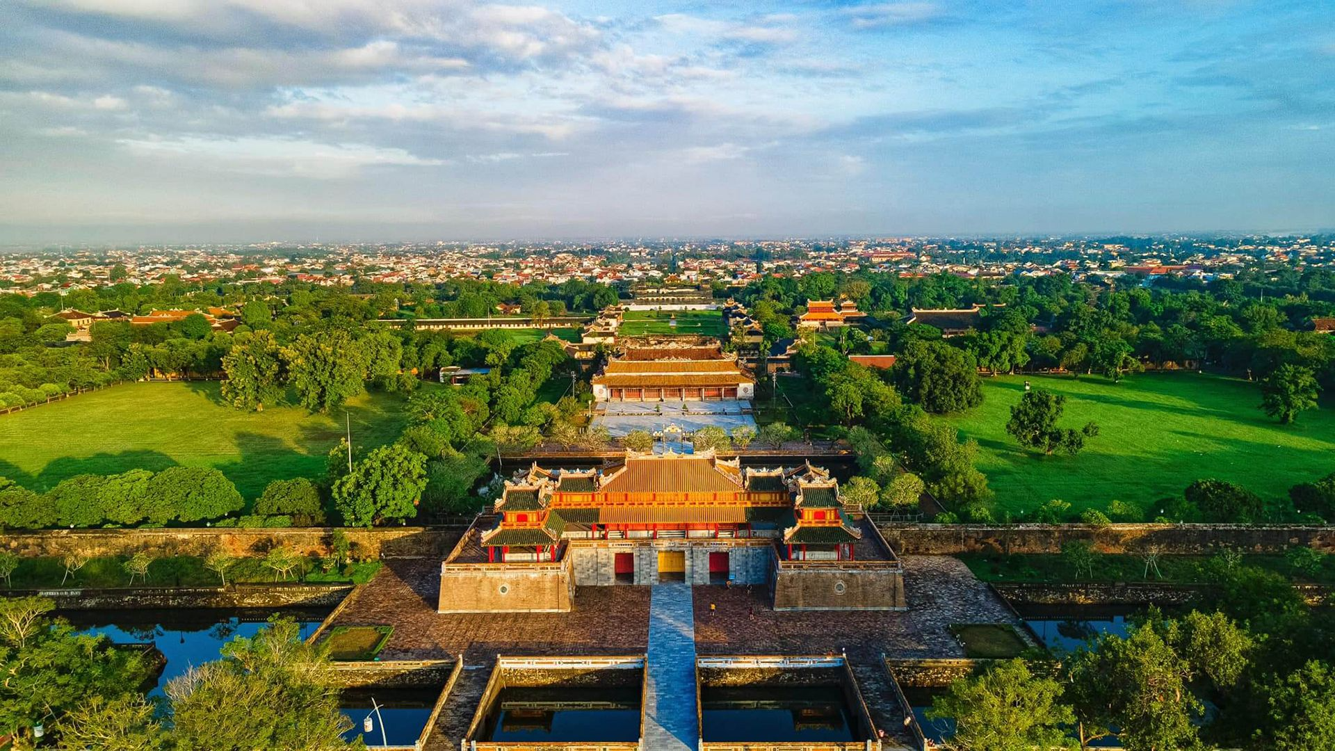 media/images/country-pages/vietnam/the-central-coast/trips/hue-classic-sights/hcs5/4207368-1-eng-GB/hcs5.png