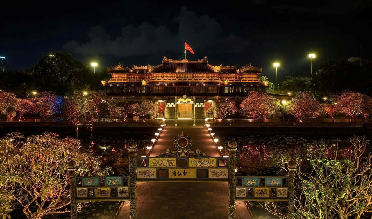 media/images/country-pages/vietnam/the-central-coast/trips/hue-night-street-food-by-cyclo/hsfc4/4384394-1-eng-GB/hsfc4.jpg