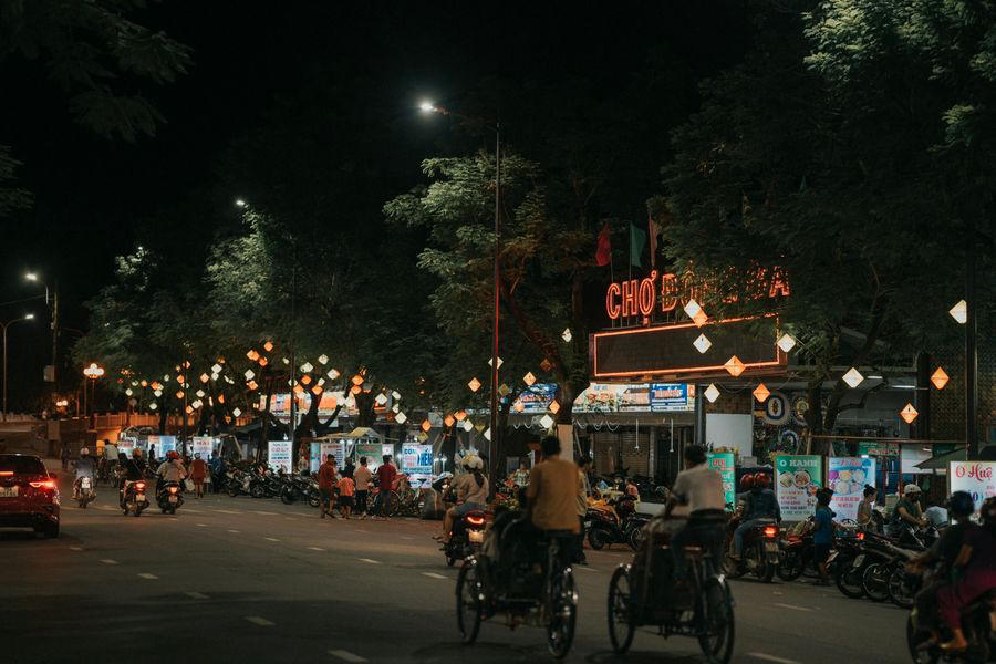 media/images/country-pages/vietnam/the-central-coast/trips/hue-night-street-food-by-cyclo/hsfc5/4384400-1-eng-GB/hsfc5.jpg