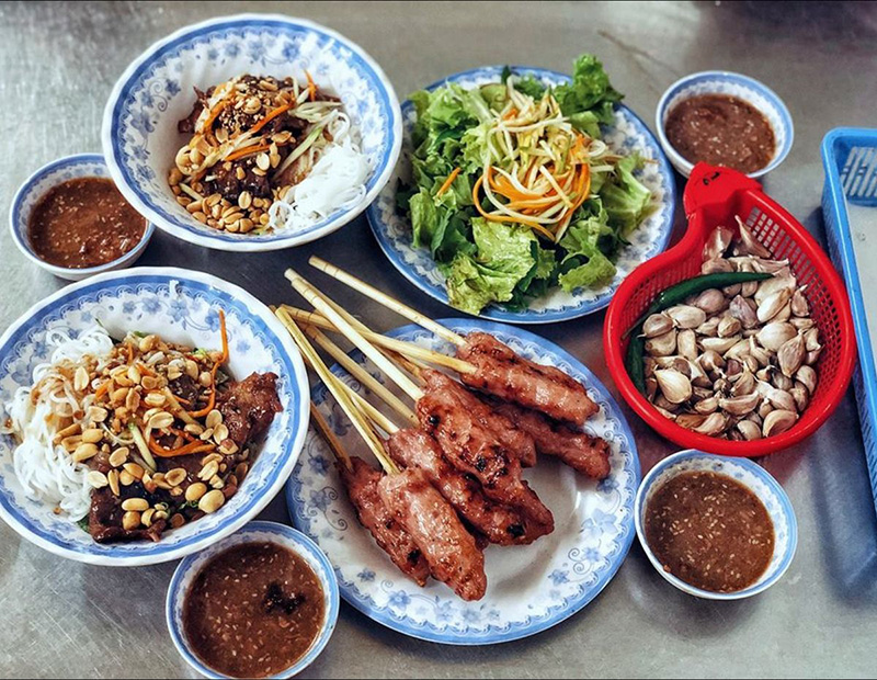 media/images/country-pages/vietnam/the-central-coast/trips/hue-night-street-food-by-cyclo/hsfc6/4384406-1-eng-GB/hsfc6.jpg