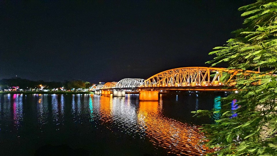 media/images/country-pages/vietnam/the-central-coast/trips/hue-night-street-food-by-cyclo/hsfc7/4384412-1-eng-GB/hsfc7.jpg