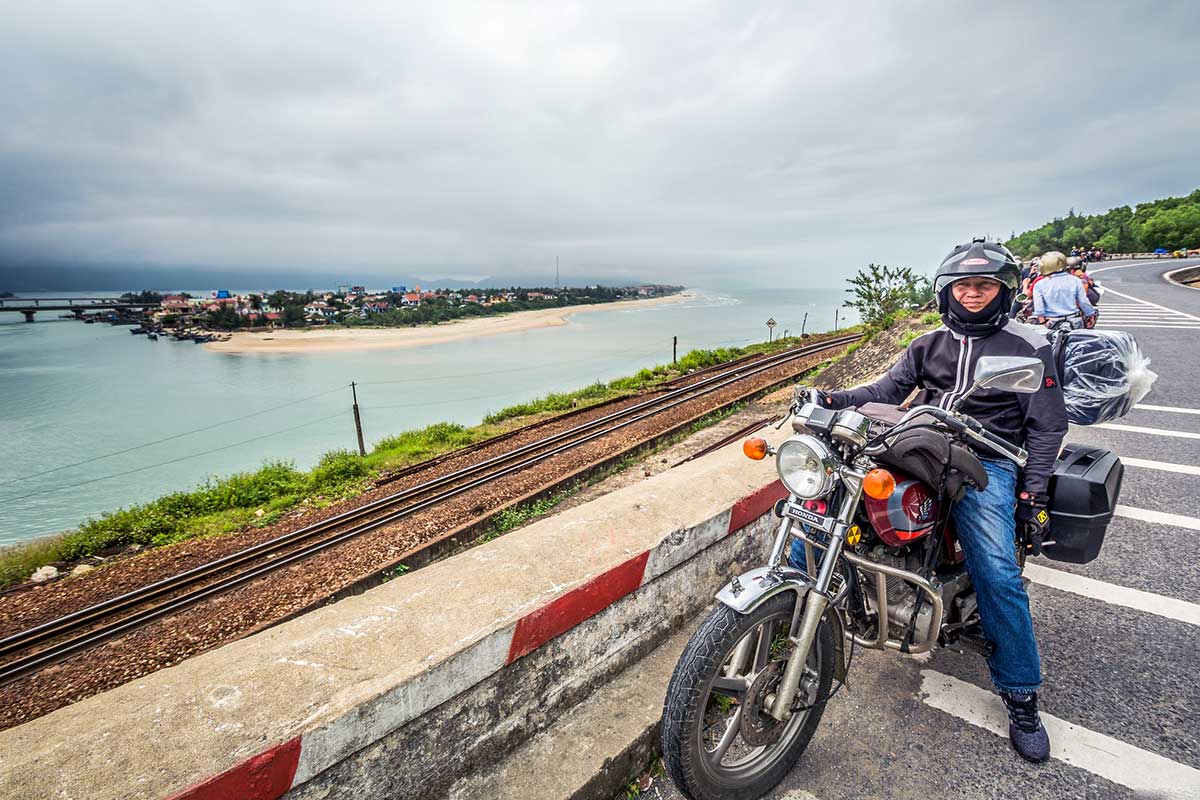 media/images/country-pages/vietnam/the-central-coast/trips/hue-to-hoi-an-via-hai-van-pass-by-easy-rider/easy-rider-hai-van/3848389-1-eng-GB/easy-rider-hai-van.jpg