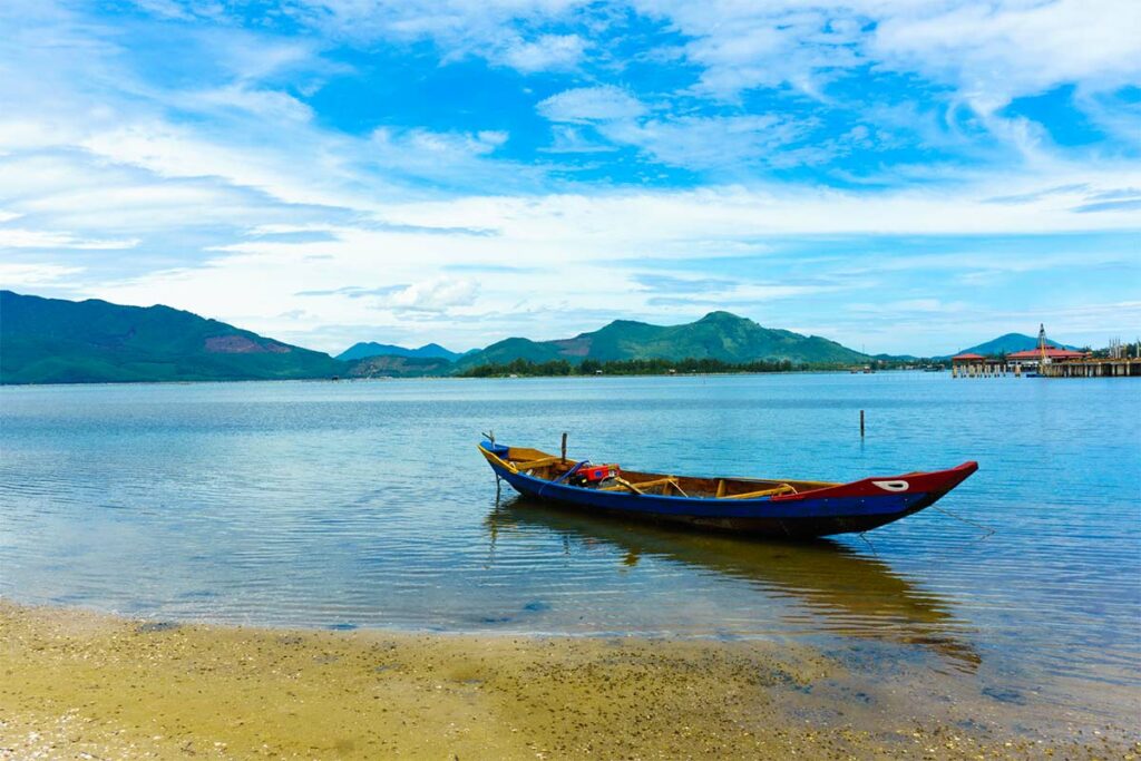 media/images/country-pages/vietnam/the-central-coast/trips/hue-to-hoi-an-via-hai-van-pass-by-easy-rider/tam-giang-lagoon/3848413-1-eng-GB/tam-giang-lagoon.jpg