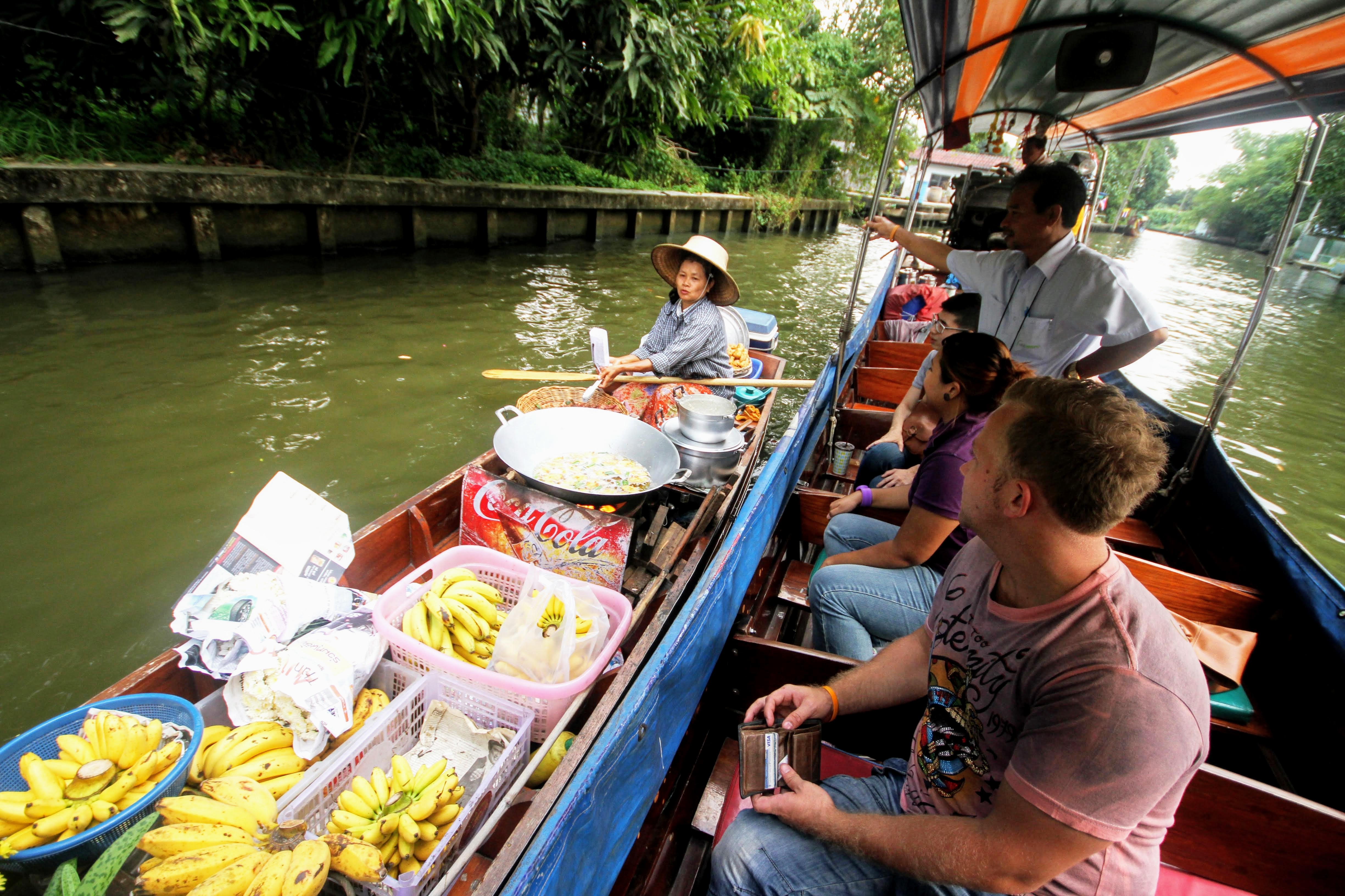 media/images/thailand/bangkok-and-nearby/best-ofs/backpacker-best-of-bangkok-4-days/21.lady-selling-fried-bananas/2772576-1-eng-GB/21.lady-selling-fried-bananas.jpg