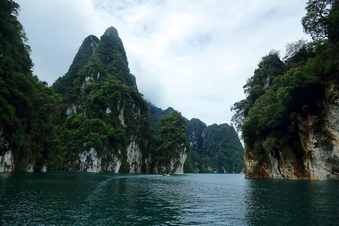 media/images/thailand/the-andaman-coast/trips/family-khao-sok-national-park-explorer-3-days/khao-sok-family_cheow-lan-lake/2766532-1-eng-GB/khao-sok-family_cheow-lan-lake.jpg
