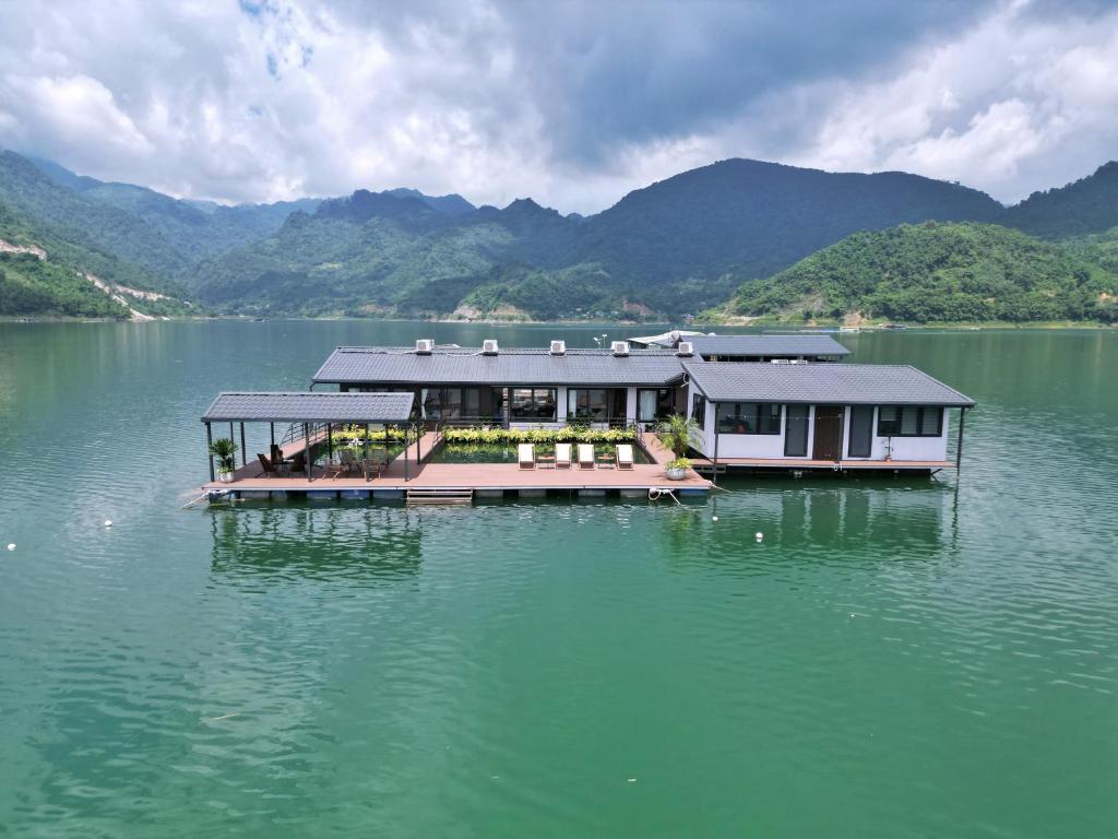 Hoa Binh Floating Lake House Getaway